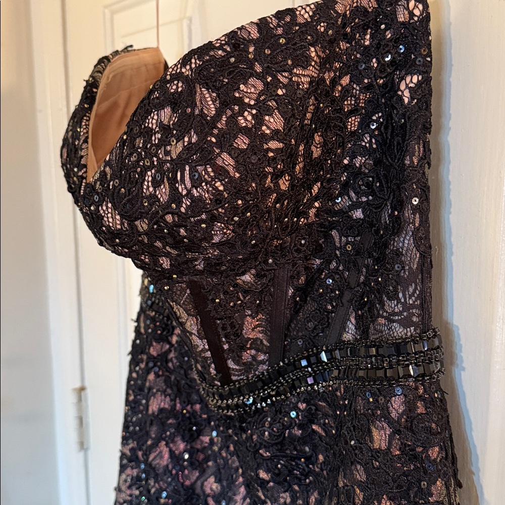 MAC DUGGAL
Black Embellished Strapless Sweetheart Trumpet Gown - Picture 7 of 17